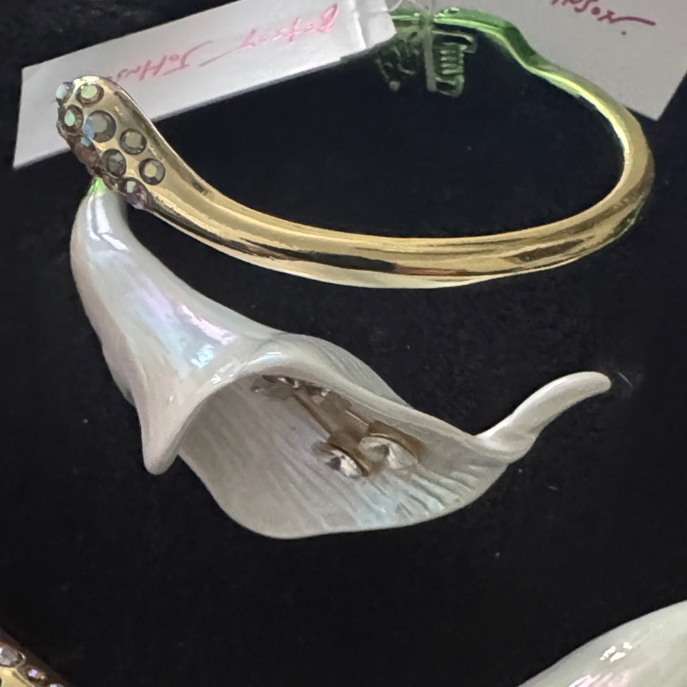 Betsey Johnson White Calla Lily Necklace and Bracelet Set with Green Accents - Picture 4 of 8